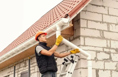 Pose et remplacement de gouttières à Villecomtal
